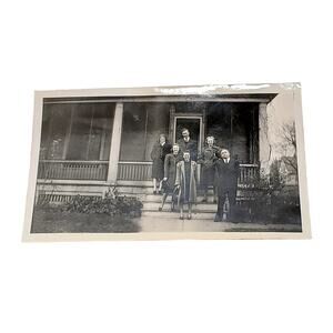 Vtg B&W 1940s Photo Found Friends Family Posing In Front Of Their House Happy
